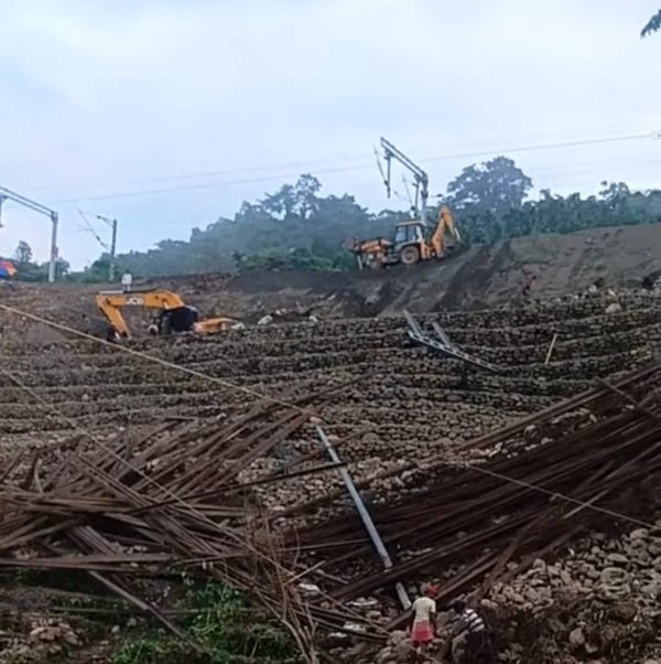 রেললাইন সারাইয়ের কাজ চলছে