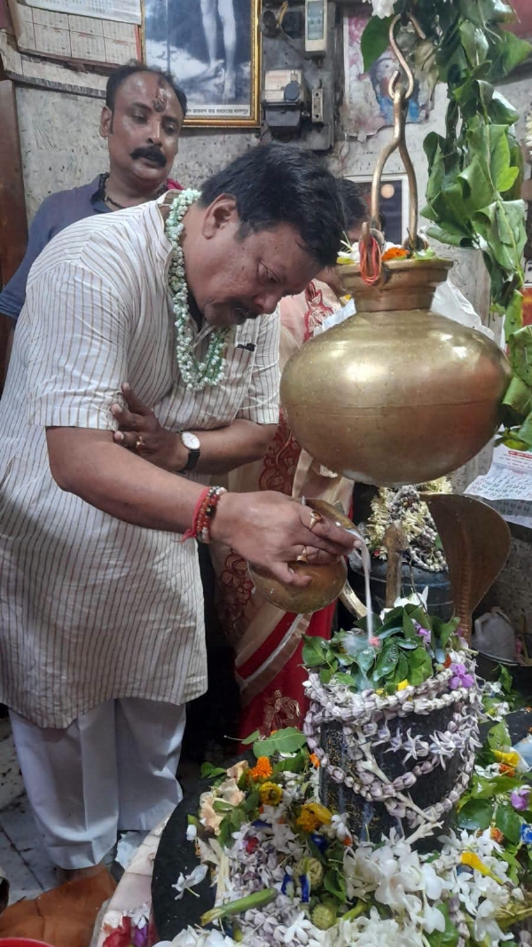 জল অভিষেক করছেন সুবীর নাগ