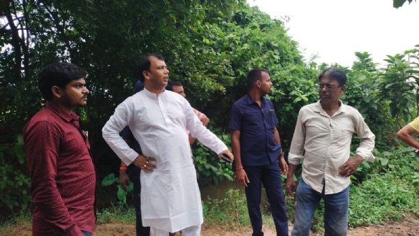 রঙ্গ খাল পরিদর্শনে গোঘাট বিধায়ক হ্যাঁরে