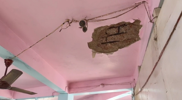 ভেঙে পড়ল ছাদের অংশ