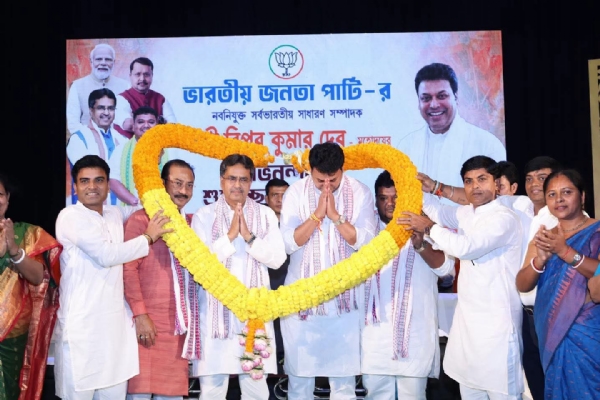 বিপ্লব কুমার দেবকে সংবর্ধনা