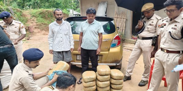 ধাওয়া খেয়ে গাড়ি থামতেই উধাও চালক, উদ্ধার ৫২ কেজি গাঁজা