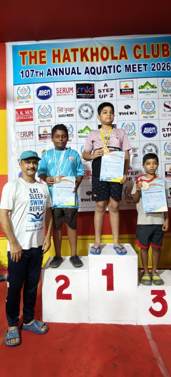 হাটখোলা ক্লাবের উদ্যোগে জমজমাট সাঁতার প্রতিযোগিতা