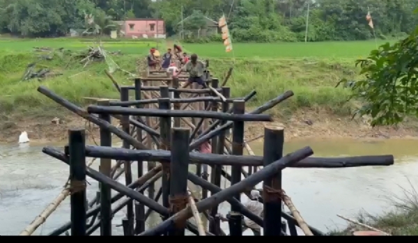 প্রতিশ্রুতি মতো নির্মাণ হচ্ছে কাঠের ব্রিজ