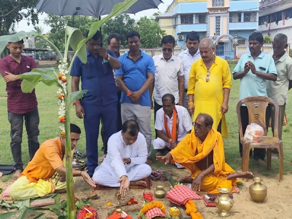 দুর্গাপুজোর খুঁটিপূজায় গোঘাট বিধায়ক