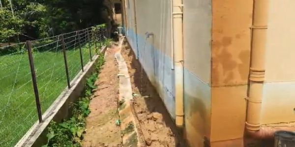 নির্মাণের কয়েক বছরেই বেহাল বিদ্যালয়ের বাউন্ডারি