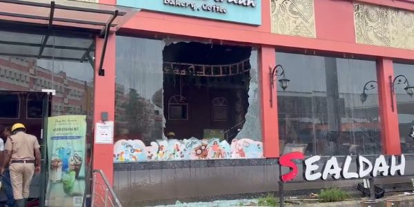 শিয়ালদহ স্টেশনের বাইরে খাবারের দোকানে আগুন, ছড়ালো চাঞ্চল্য