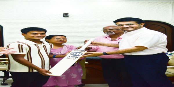 ইডেনে সৌরভের হাত থেকে ব্যাট গ্রহণ, ভারতের অনূর্ধ্ব-১৯ দলে ডাক পাওয়া অভিপ্রায়কে শুভেচ্ছা সিএবি-র