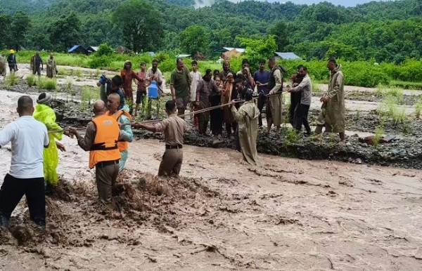 জলমুশা খাদে আটকে পড়া ২৫ জনকে উদ্ধার