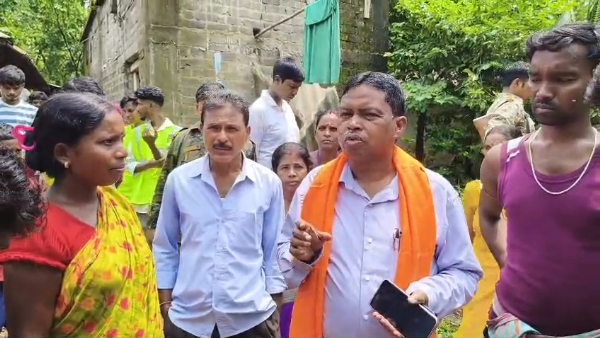 বৃষ্টিতে ক্ষতিগ্রস্ত বড়শোল গ্রামের পরিস্থিতি খতিয়ে দেখতে মঙ্গলবার নয়াগ্রাম ব্লকের বড়শোলে পৌঁছালেন রাজ্যের খাদ্য প্রক্রিয়াকরণ শিল্প ও উদ্যানপাল প্রতিমন্ত্রী অমিয় কিস্কু