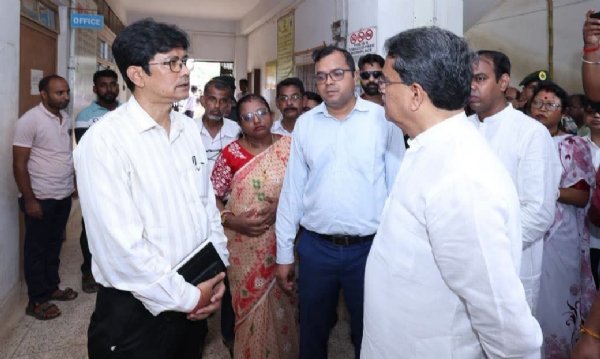 স্কুল পরিদর্শনে মুখ্যমন্ত্রী