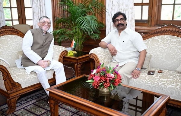 শিক্ষার্থীদের বিক্ষোভের আবহে রাজ্যপাল সকাশে হেমন্ত