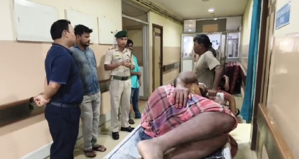 আহত শ্রমিক হাসপাতালে