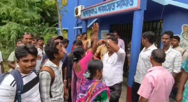 খানাকুলে পঞ্চায়েত সমিতিতে বিক্ষোভ