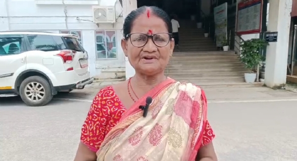 অসহায় বৃদ্ধা
