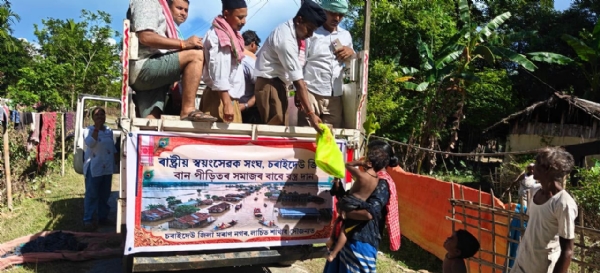 বন্যাদুর্গতদের মধ্যে ত্রাণ বিতরণ