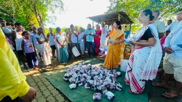বন্যাদুরৃগতদের মধ্যে ত্রাণ বিতরণ