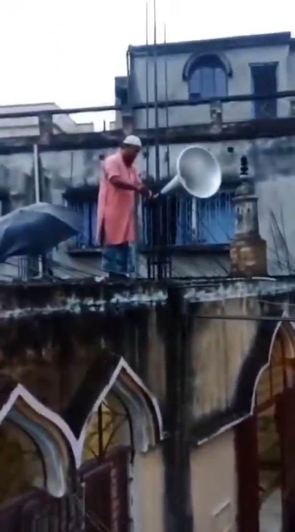 লাউড স্পিকার সরানো