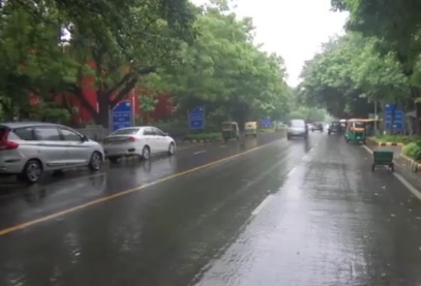 ঝেঁপে বৃষ্টি দিল্লিতে, রাজধানীর নানা স্থলে জমল জল