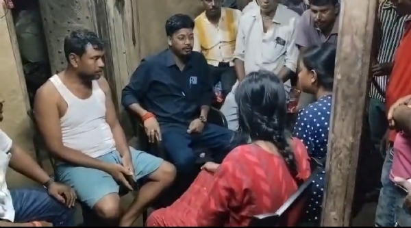 পরিবারের লোকের সঙ্গে কথা বলছেন বিধায়ক