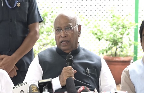 ছাত্রদের ওপর পুলিশি পদক্ষেপে প্রধানমন্ত্রীর ক্ষমাপ্রার্থনা, সংসদে স্বরাষ্ট্রমন্ত্রীর জবাব দাবি খাড়গের