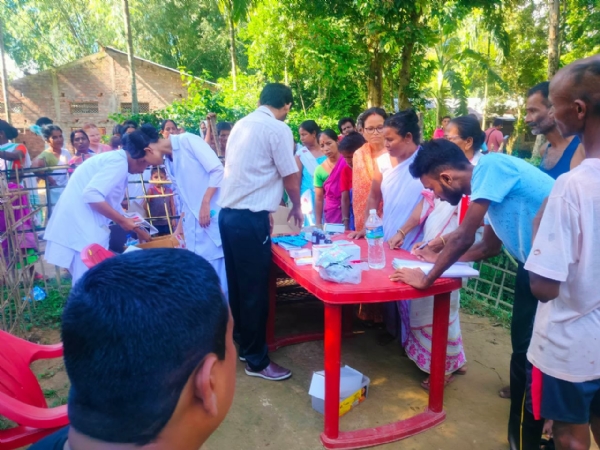 বন্যাদুর্গতদের মধ্যে ত্রাণ বিতরণ