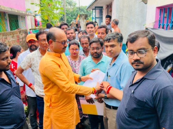 বাড়িতে গিয়ে সাধারণ মানুষকে পরিষেবা দিচ্ছেন বিধায়ক দীপাঞ্জন গুহ