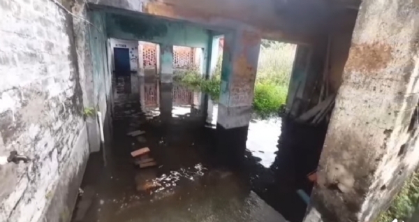 কুলের মধ্যে বইছে জল