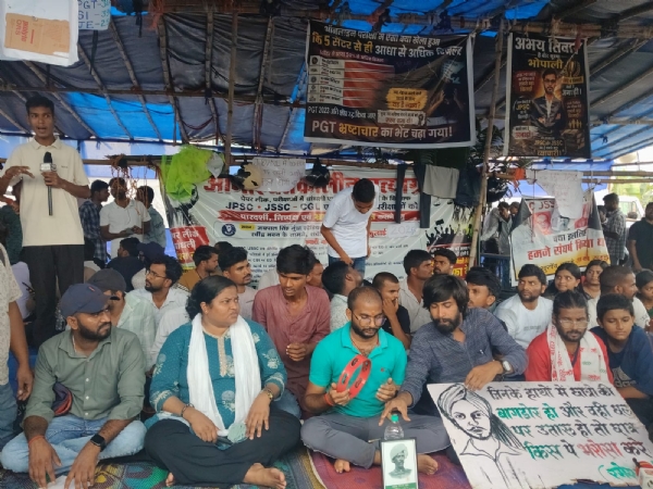 জেপিএসসি-জেএসএসসি পরীক্ষা বাতিলের দাবিতে অনশন অব্যাহত, অসুস্থ আন্দোলনকারী