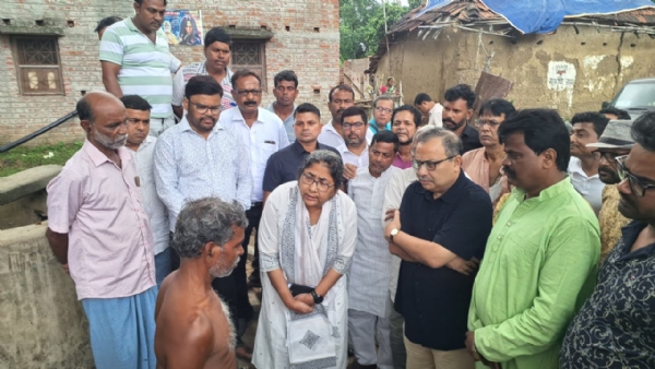 মৃত আশাকর্মীর বাড়িতে ঢুকতে পারলেন না দোলা সেন ও কুনাল ঘোষ সহ কালিঘাট তৃনমূলীরা ---