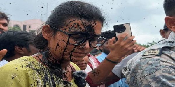 জেপিএসসি-জেএসএসসি পরীক্ষার্থীদের আন্দোলনে আইসার সর্বভারতীয় সভাপতির উপর কালি নিক্ষেপ