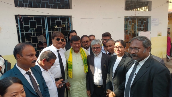 শিলিগুড়ি আদালতে আইনজীবীদের সঙ্গে  অধ্যক্ষ রথীন্দ্র বোস