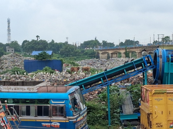 আরামবাগ ব্রিজের নিচে জমে থাকা ময়লা