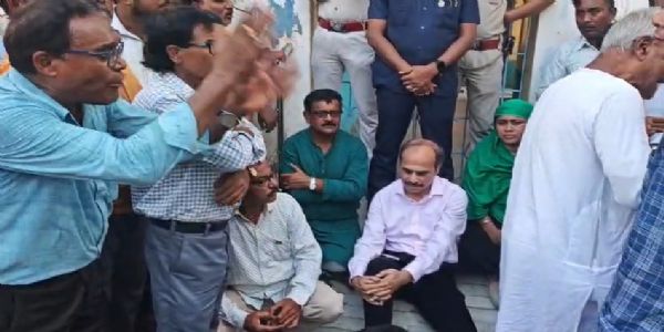 আমতলায় কংগ্রেসের দলীয় কার্যালয় পুনরুদ্ধারের দাবিতে অবস্থান-বিক্ষোভে অধীর রঞ্জন চৌধুরী