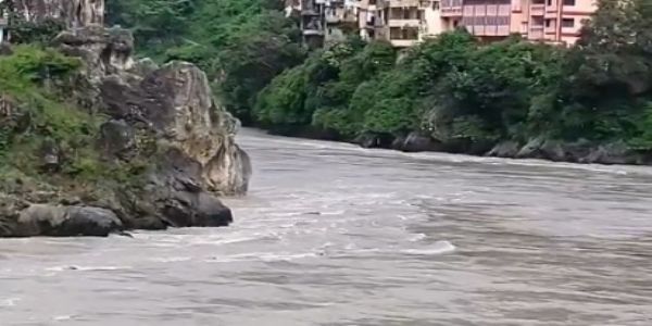 টানা বৃষ্টিতে বাড়ছে অলকানন্দা ও মন্দাকিনী নদীর জলস্তর