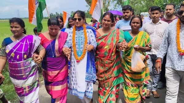 আদিবাসী মিত্র করছেন মন্ত্রী  সুমনা সরকার