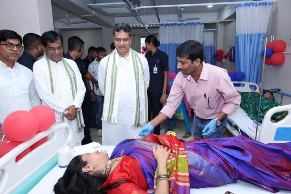 রক্তদান শিবিরে মুখ্যমন্ত্রী