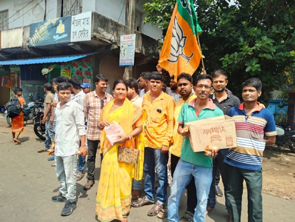জল যাত্রীদের সেবায় বিজেপির যুব মোর্চা জল যাত্রীদের সেবায় বিজেপির যুব মোর্চা