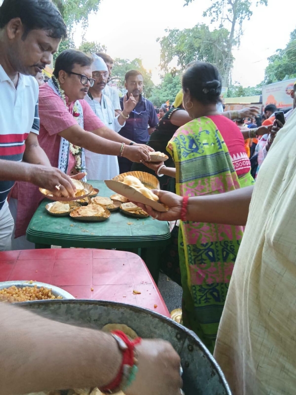 জল যাত্রীদের হাতে খাবার তুলে দিচ্ছেন সুবীর নাগ