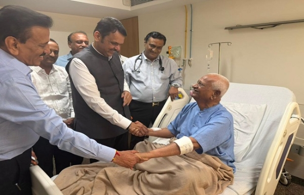 হাসপাতালে ভর্তি আন্না হাজারে, দেখতে গেলেন মুখ্যমন্ত্রী ফড়নবিশ
