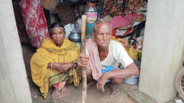 বাড়ি হারিয়ে অসহায় বৃদ্ধ দম্পতি