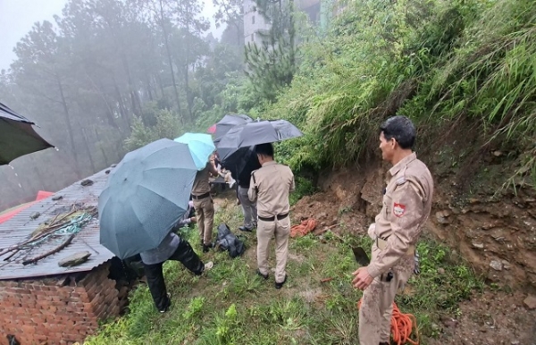 আলমোড়ায় ধসে ঘরে চাপা পড়ে দুই শ্রমিকের মৃত্যু