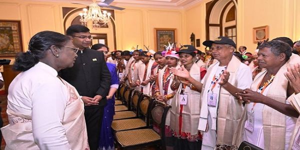 রাষ্ট্রপতির সঙ্গে সাক্ষাৎ ওড়িশার লোকশিল্পীদের