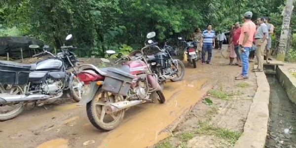 বেহাল গ্রামীণ রাস্তার প্রতিবাদে পথ অবরোধ, ক্ষোভে ফুঁসছেন শ্যামগঞ্জের বাসিন্দারা