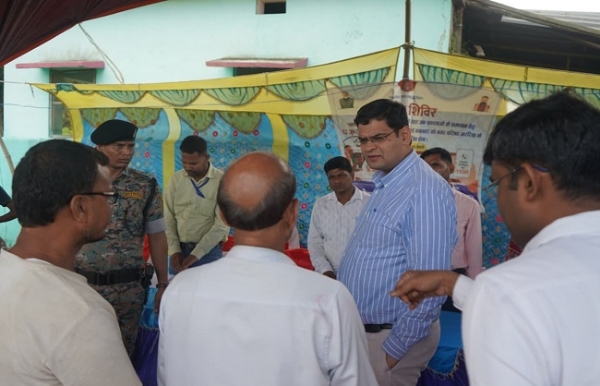 আরারিয়ায় সহযোগিতা শিবির পরিদর্শনে জেলাশাসক