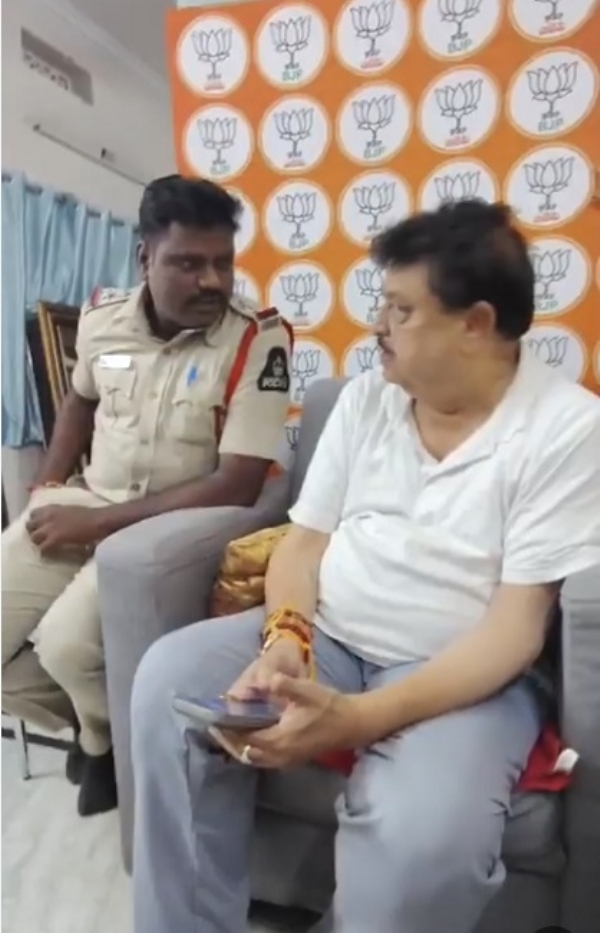 হায়দরাবাদে গৃহবন্দি তেলেঙ্গানার বিজেপি রাজ্য সভাপতি
