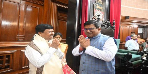 দৃষ্টিহীনতার অন্ধকার কাটাতে প্রধান শিক্ষকের মানবিক উদ্যোগ