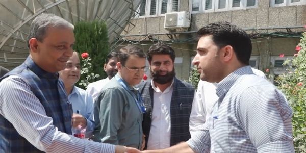 কাশ্মীরে তথ্য ও সম্প্রচার মন্ত্রকের বিভিন্ন শাখার কাজকর্ম পর্যালোচনা মন্ত্রকের সচিবের