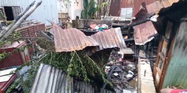 বর্ডার গোলচক্করে শর্ট সার্কিটে পুড়ে ছাই বসতঘর, অল্পের জন্য রক্ষা পেল ঘনবসতিপূর্ণ এলাকা