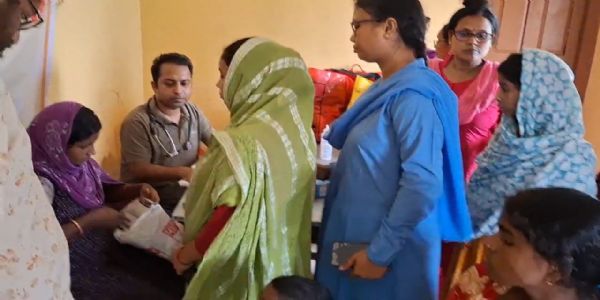 ভূতনির বন্যায় গর্ভবতী মায়েদের বিশেষ নজরদারি, ত্রাণশিবিরে চিকিৎসক ও স্বাস্থ্যকর্মী